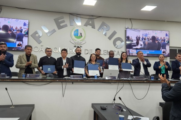 CÂMARA HOMENAGEIA PARÓQUIAS E PASCOM PELA ORGANIZAÇÃO DO CORPUS CHRISTI EM AÇAILÂNDIA