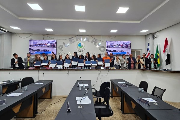 CÂMARA HOMENAGEIA ATLETAS DA ESCOLA CRISTÃ EBENEZER!