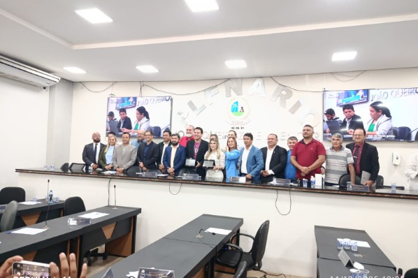 CÂMARA DE AÇAILÂNDIA HOMENAGEIA PERSONALIDADES EM SESSÃO ORDINÁRIA