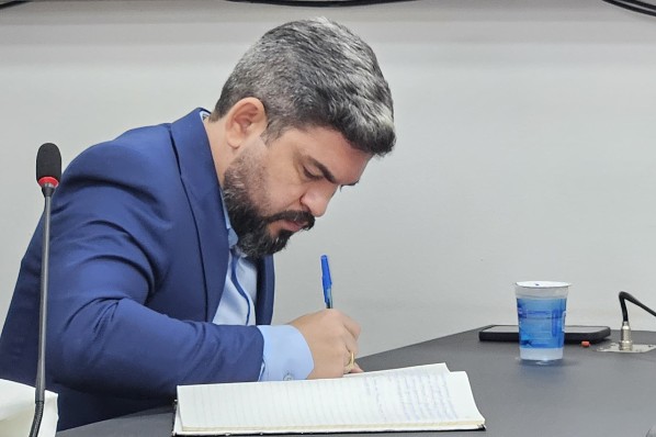 CÂMARA APROVA 'NATAL LUZ' E REFORMA DA PRAÇA LARANJEIRAS